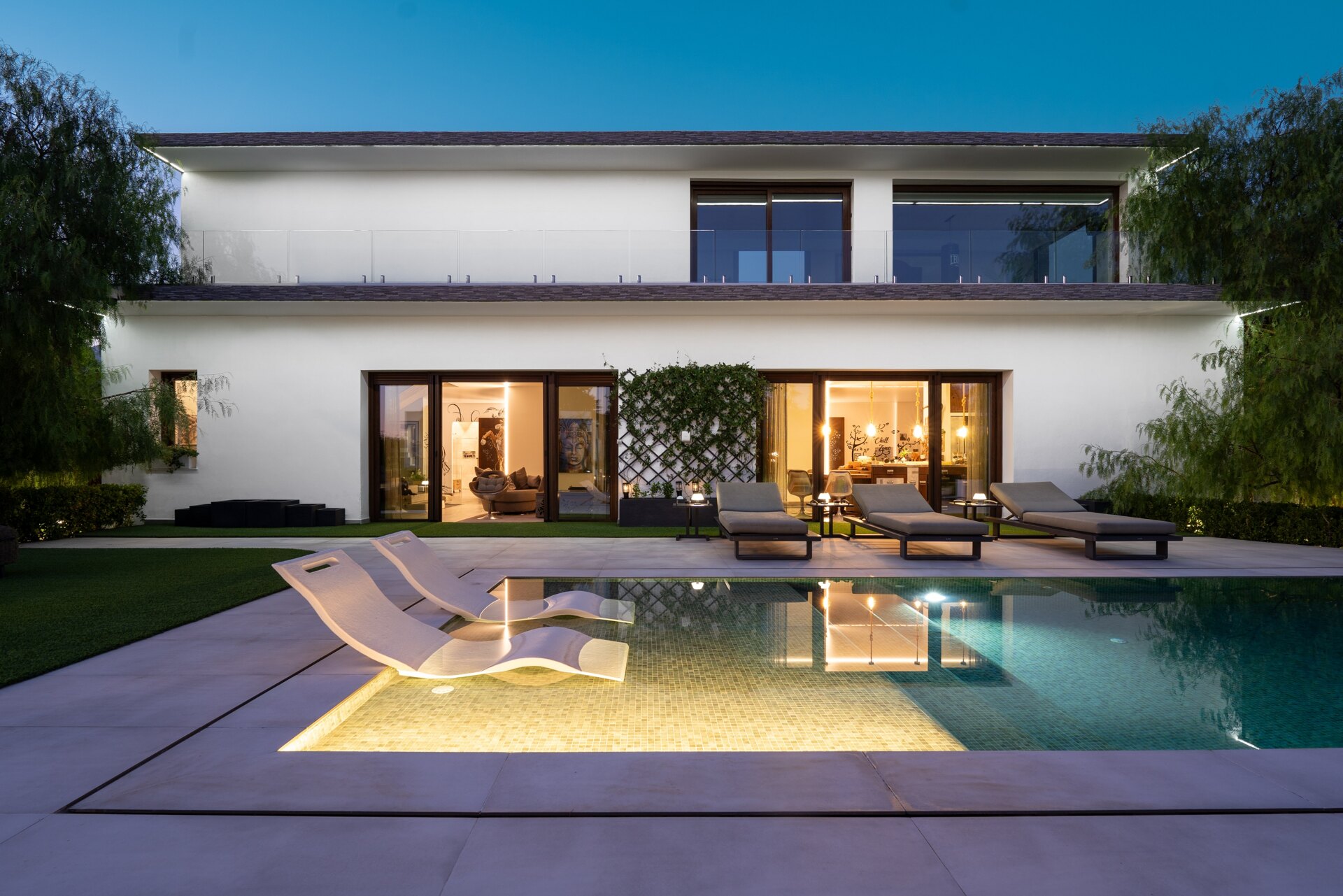 Fall in love with this one of a kind 5 bedroom villa in Benahavis offering total privacy and peace.