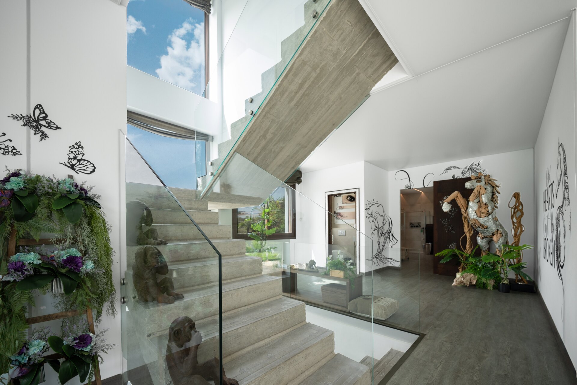 Fall in love with this one of a kind 5 bedroom villa in Benahavis offering total privacy and peace.