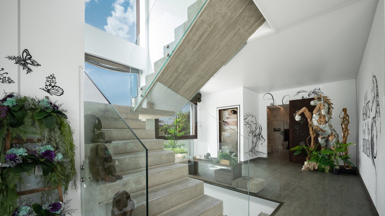 Fall in love with this one of a kind 5 bedroom villa in Benahavis offering total privacy and peace.