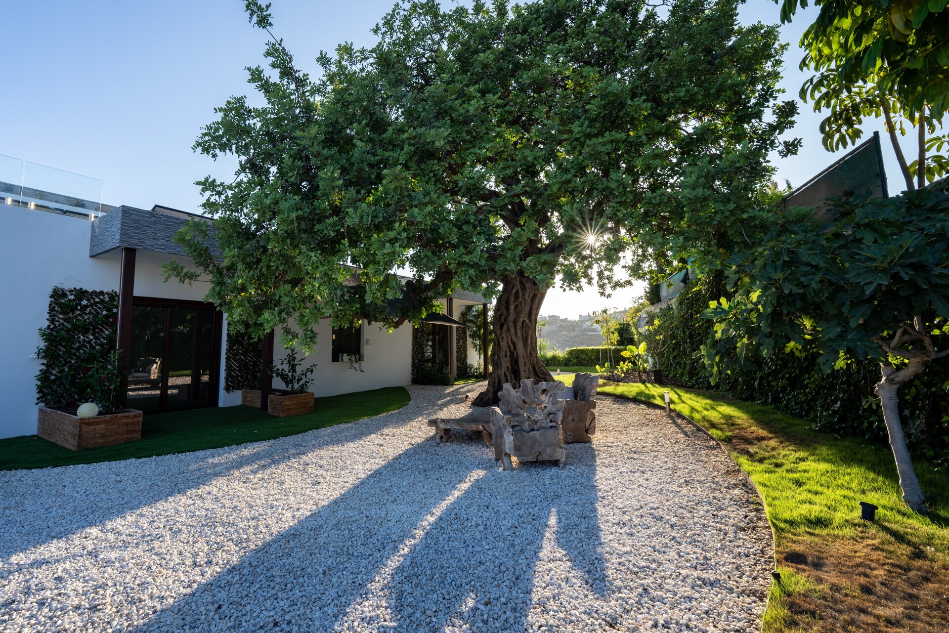 Fall in love with this one of a kind 5 bedroom villa in Benahavis offering total privacy and peace.