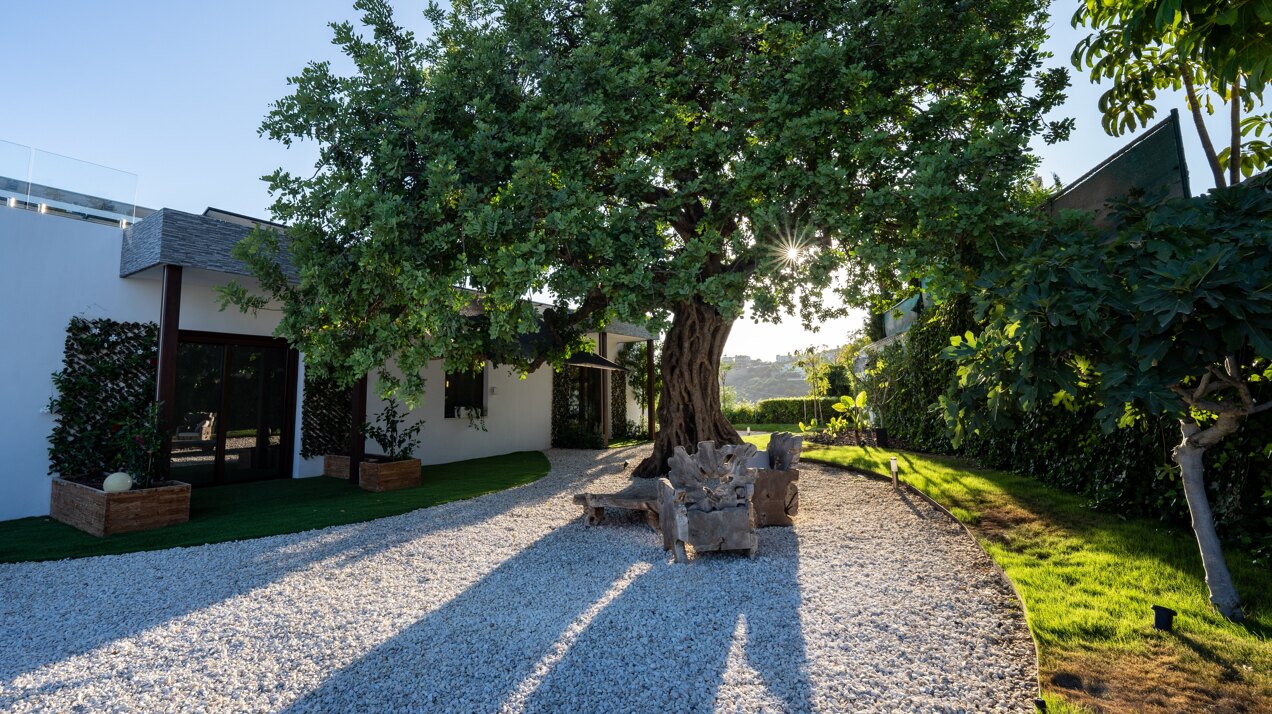 Fall in love with this one of a kind 5 bedroom villa in Benahavis offering total privacy and peace.