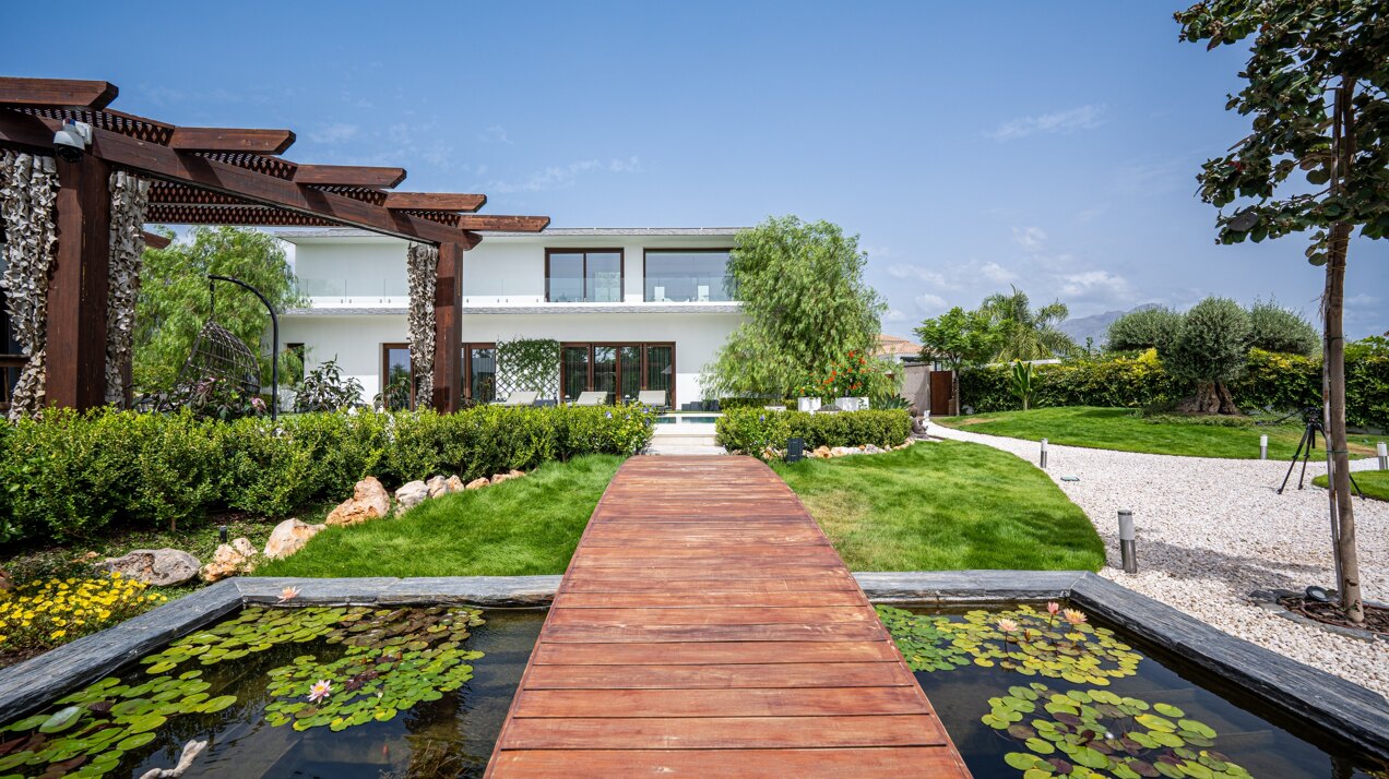 Fall in love with this one of a kind 5 bedroom villa in Benahavis offering total privacy and peace.