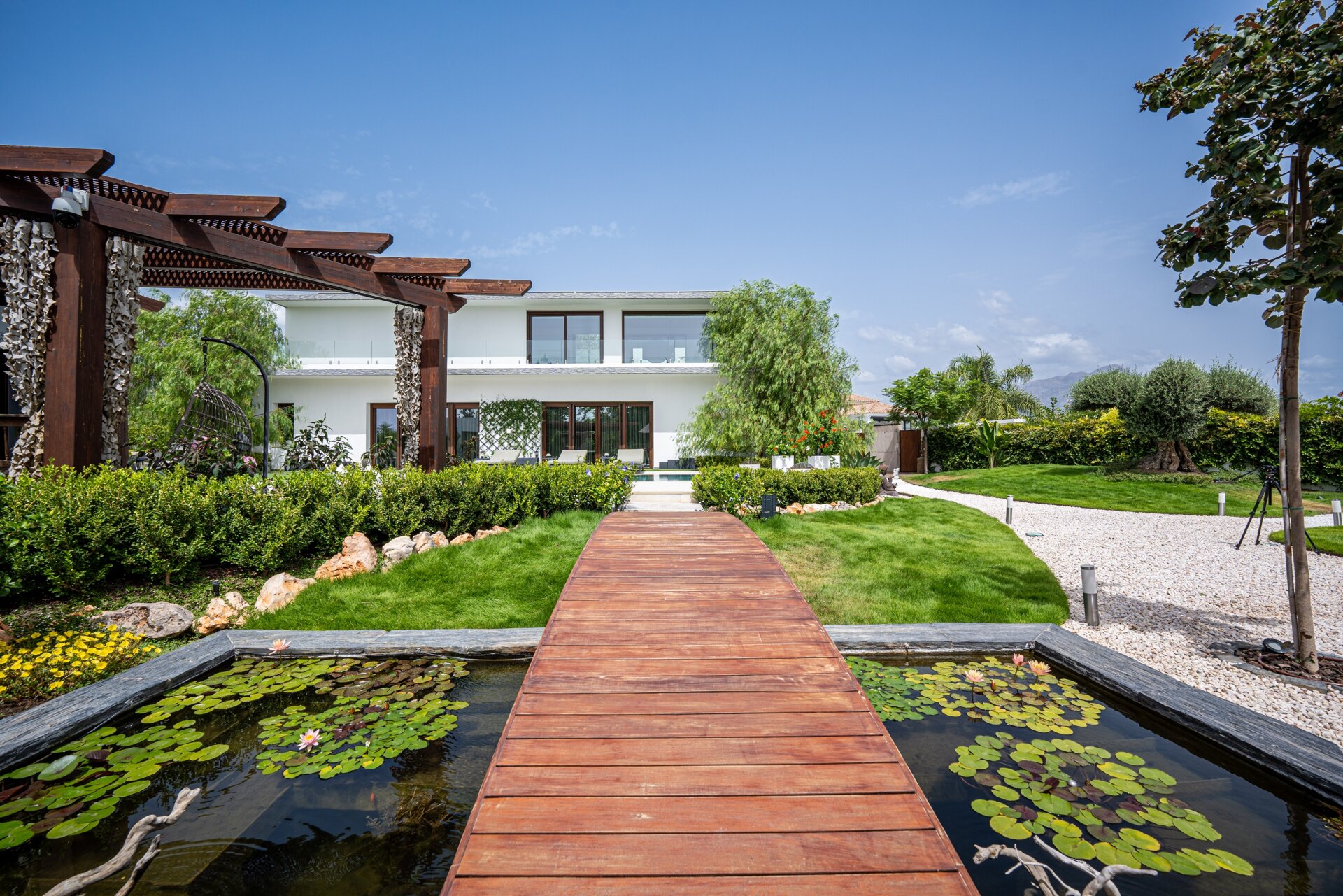 Fall in love with this one of a kind 5 bedroom villa in Benahavis offering total privacy and peace.