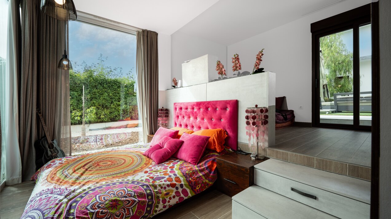 Fall in love with this one of a kind 5 bedroom villa in Benahavis offering total privacy and peace.