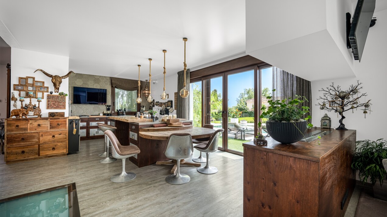 Fall in love with this one of a kind 5 bedroom villa in Benahavis offering total privacy and peace.