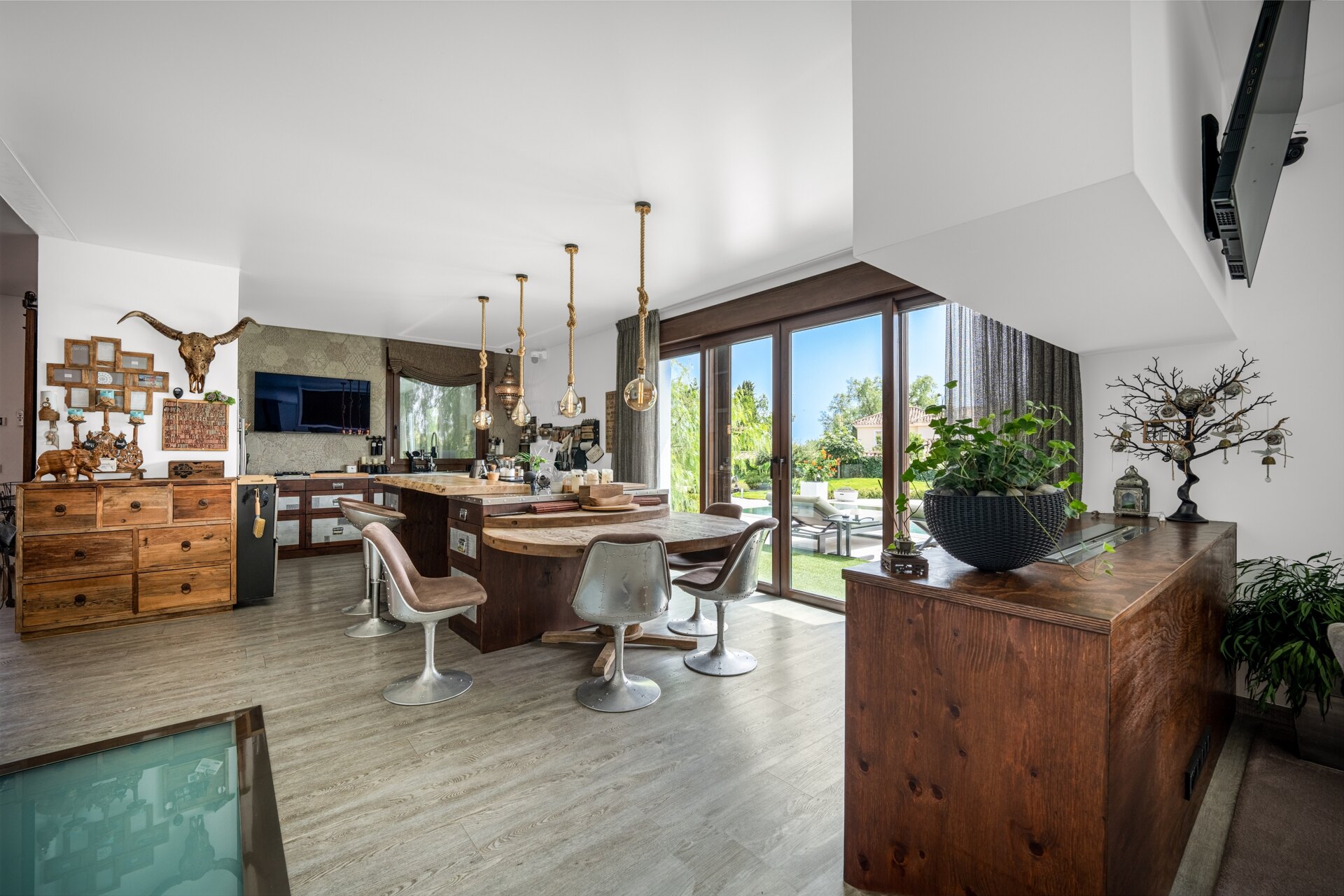 Fall in love with this one of a kind 5 bedroom villa in Benahavis offering total privacy and peace.
