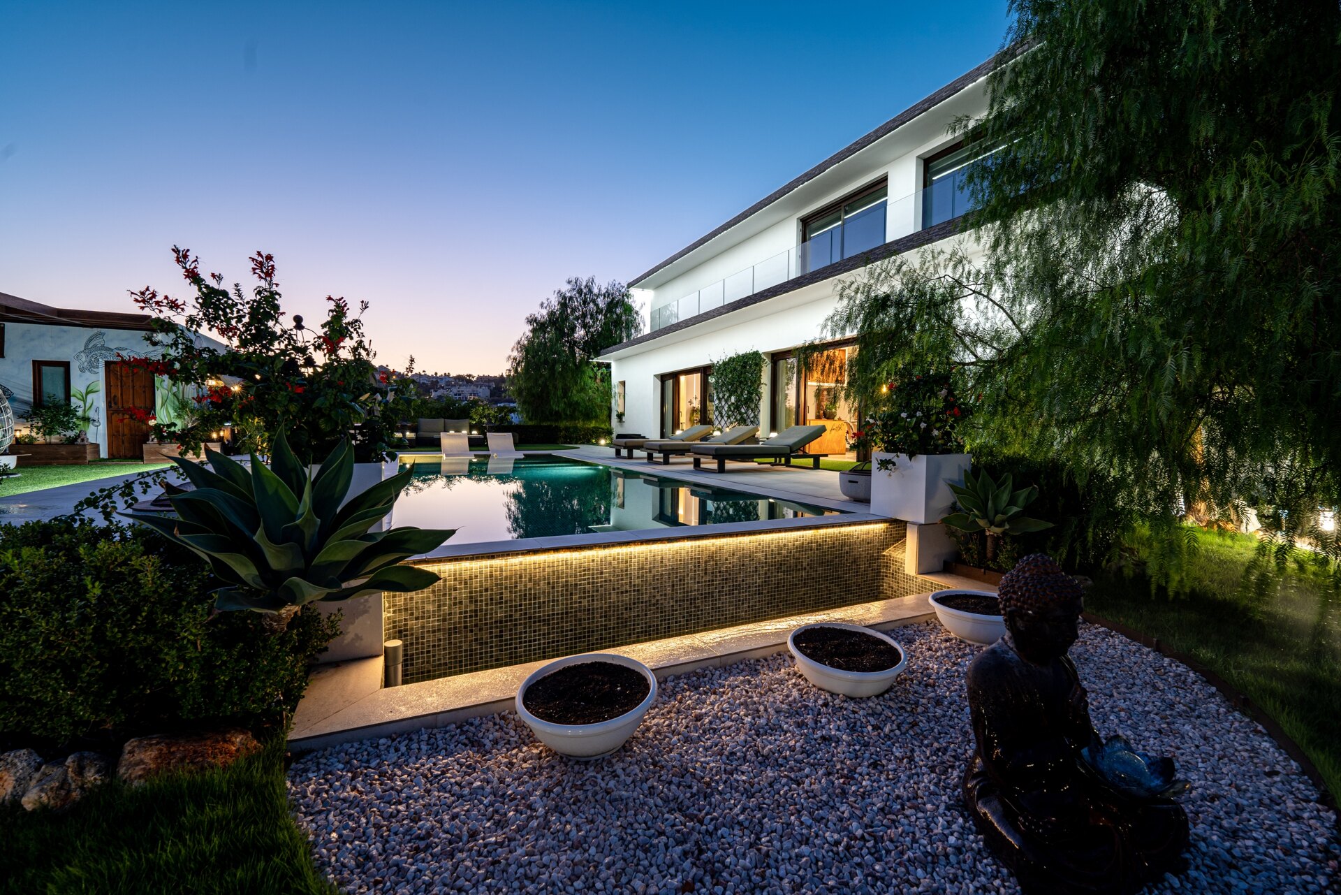 Fall in love with this one of a kind 5 bedroom villa in Benahavis offering total privacy and peace.