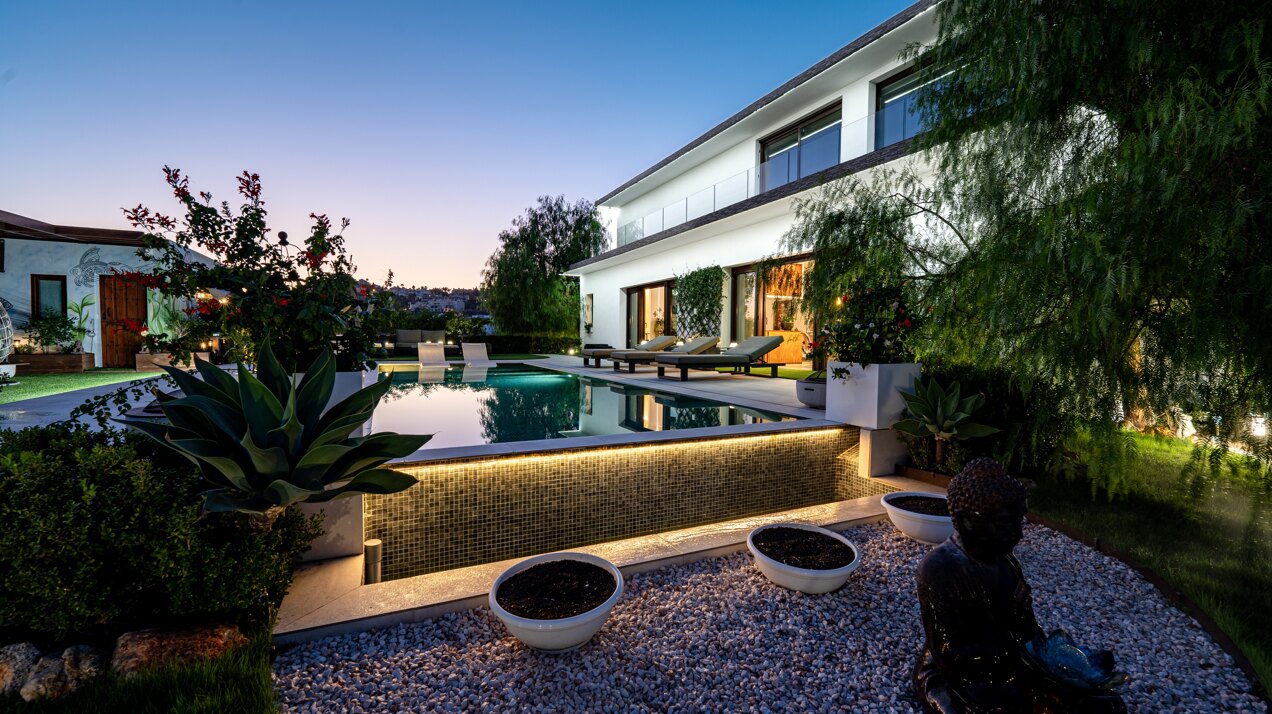 Fall in love with this one of a kind 5 bedroom villa in Benahavis offering total privacy and peace.