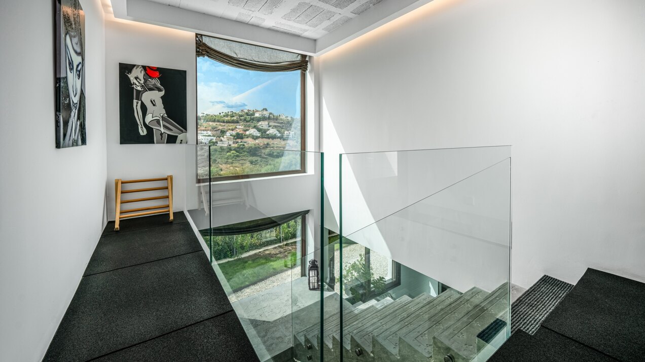 Fall in love with this one of a kind 5 bedroom villa in Benahavis offering total privacy and peace.