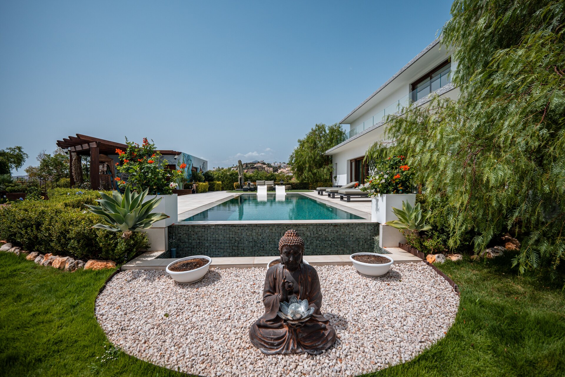 Fall in love with this one of a kind 5 bedroom villa in Benahavis offering total privacy and peace.