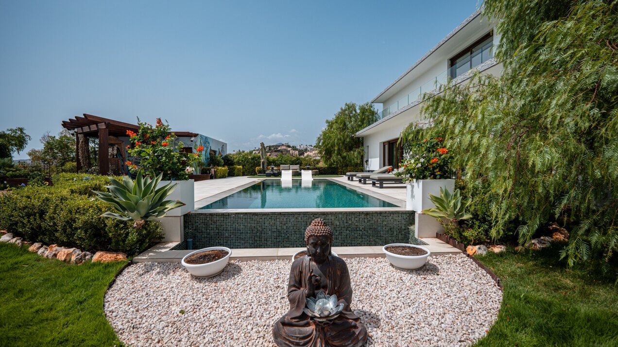 Fall in love with this one of a kind 5 bedroom villa in Benahavis offering total privacy and peace.