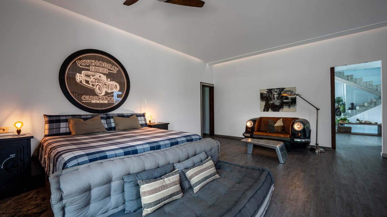 Fall in love with this one of a kind 5 bedroom villa in Benahavis offering total privacy and peace.