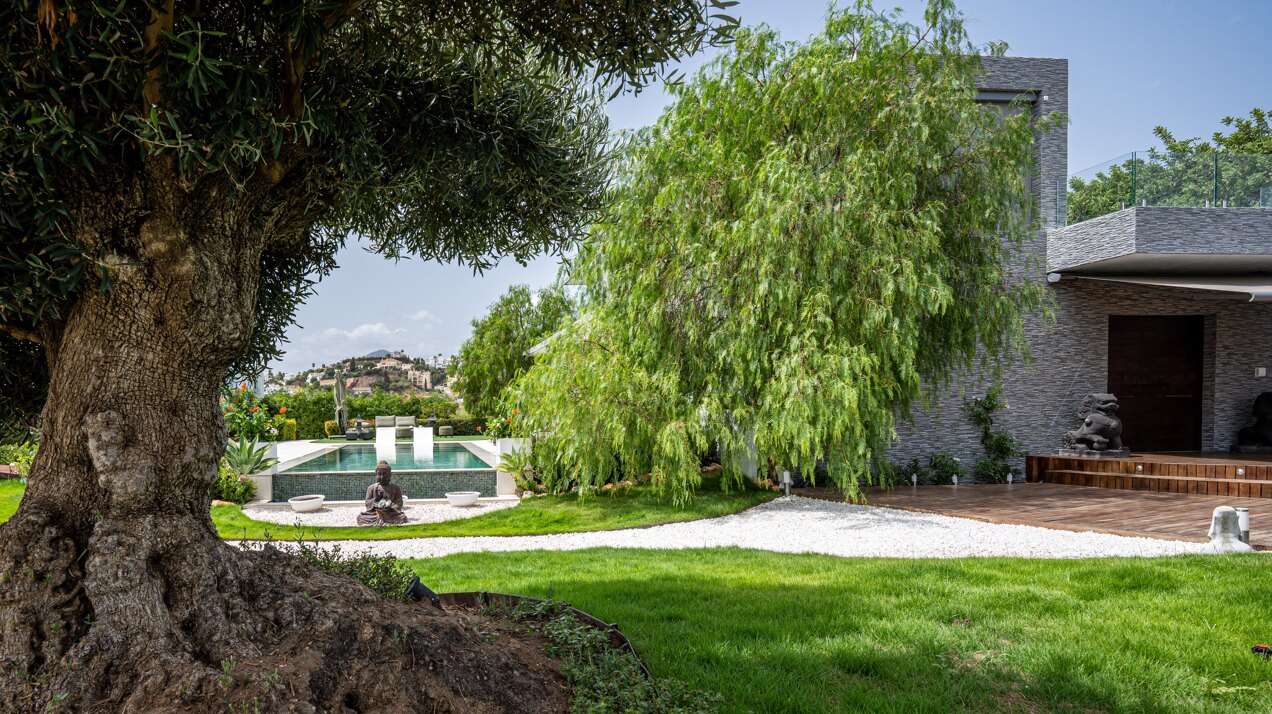 Fall in love with this one of a kind 5 bedroom villa in Benahavis offering total privacy and peace.