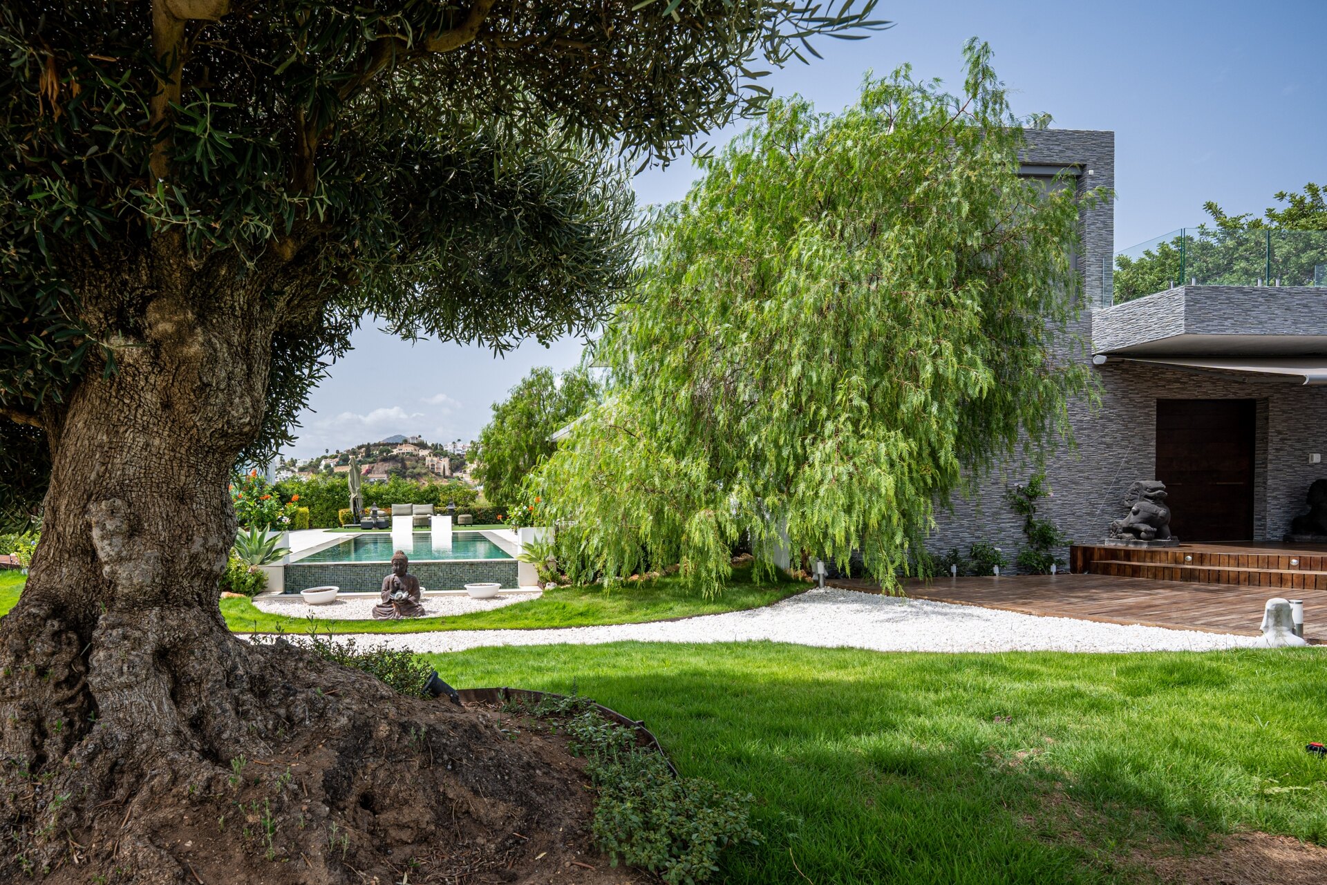 Fall in love with this one of a kind 5 bedroom villa in Benahavis offering total privacy and peace.