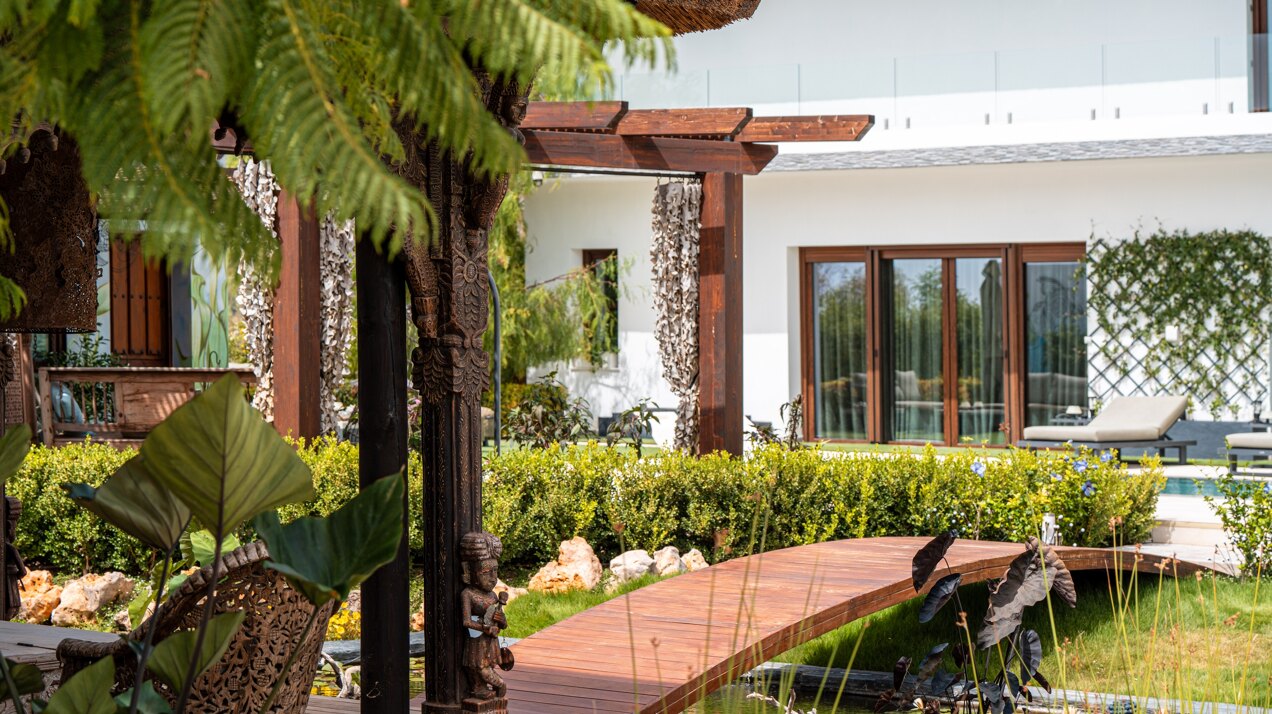 Fall in love with this one of a kind 5 bedroom villa in Benahavis offering total privacy and peace.