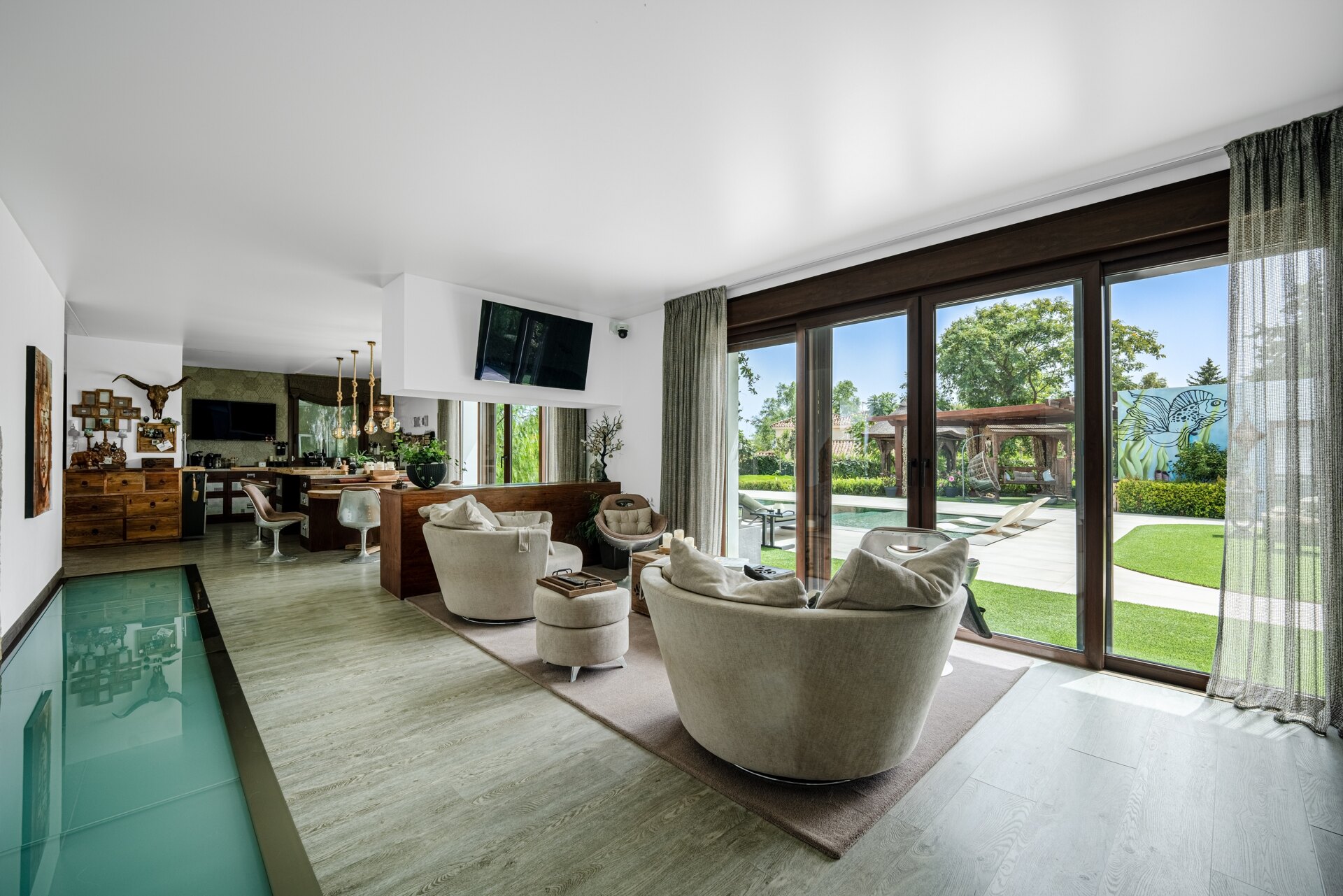 Fall in love with this one of a kind 5 bedroom villa in Benahavis offering total privacy and peace.