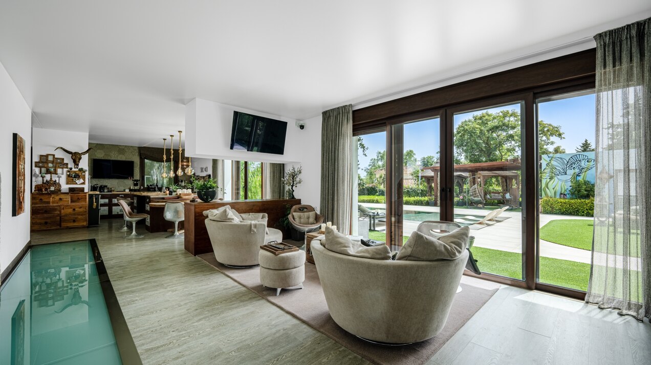 Fall in love with this one of a kind 5 bedroom villa in Benahavis offering total privacy and peace.