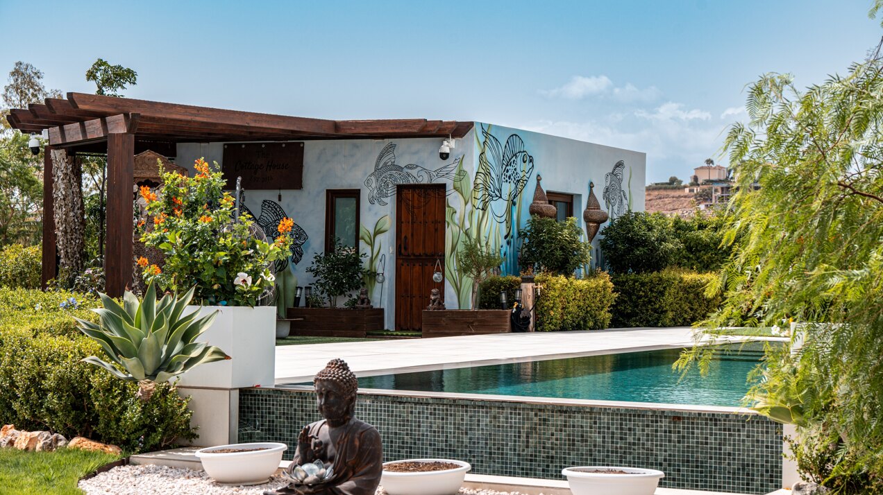 Fall in love with this one of a kind 5 bedroom villa in Benahavis offering total privacy and peace.