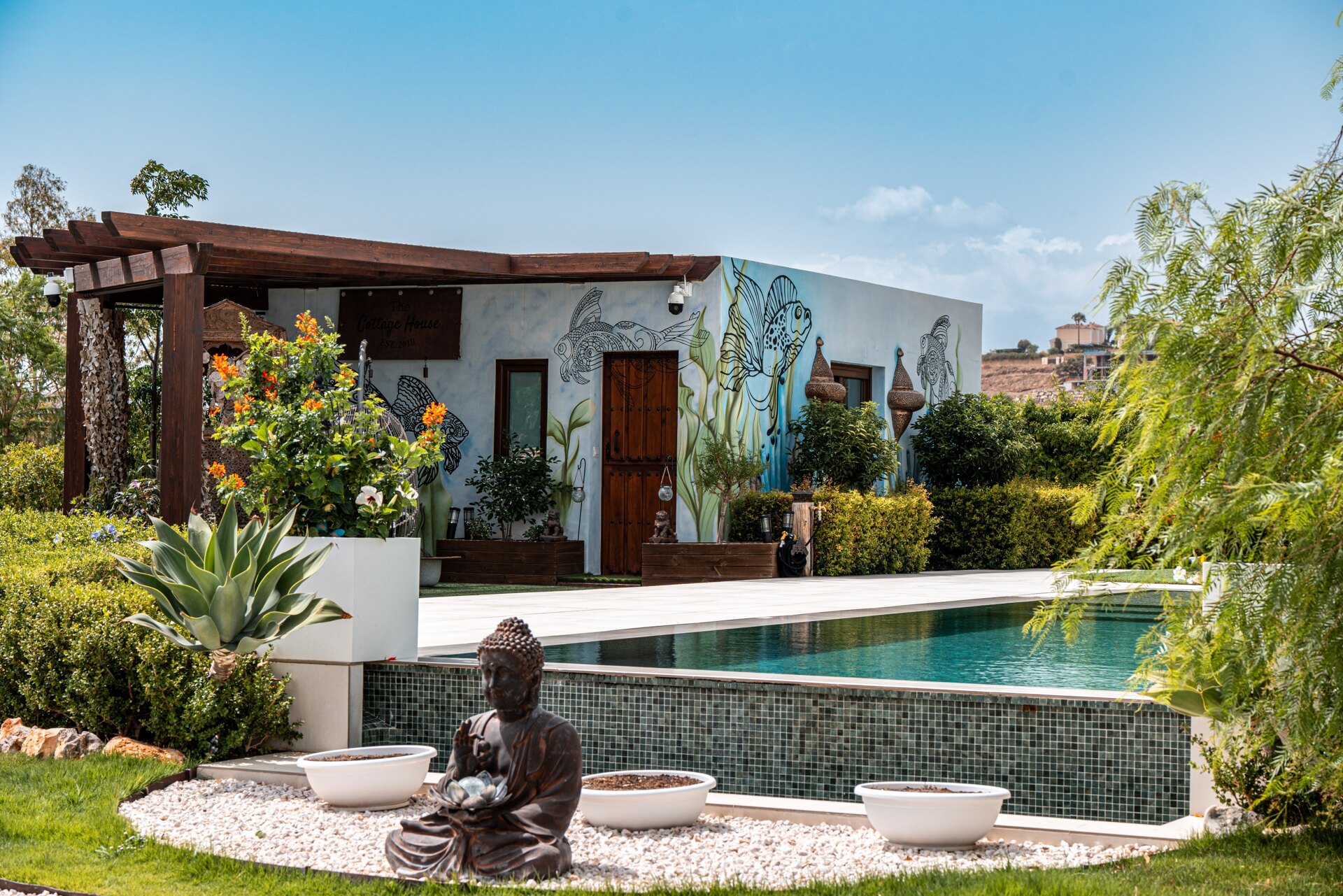 Fall in love with this one of a kind 5 bedroom villa in Benahavis offering total privacy and peace.