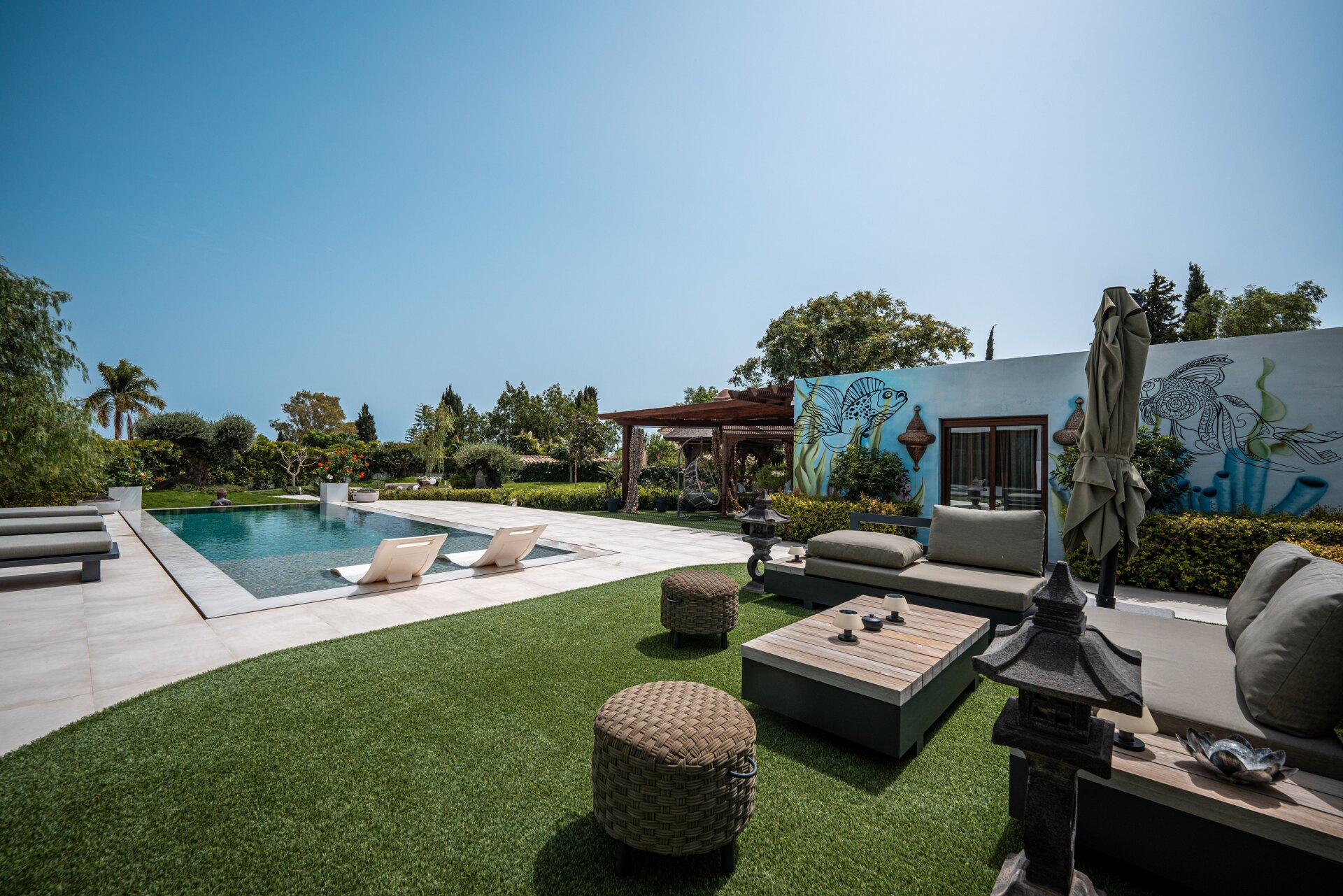Fall in love with this one of a kind 5 bedroom villa in Benahavis offering total privacy and peace.