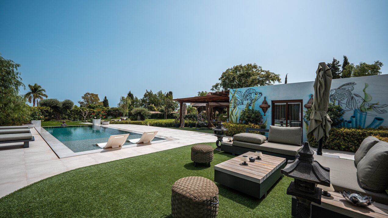 Fall in love with this one of a kind 5 bedroom villa in Benahavis offering total privacy and peace.