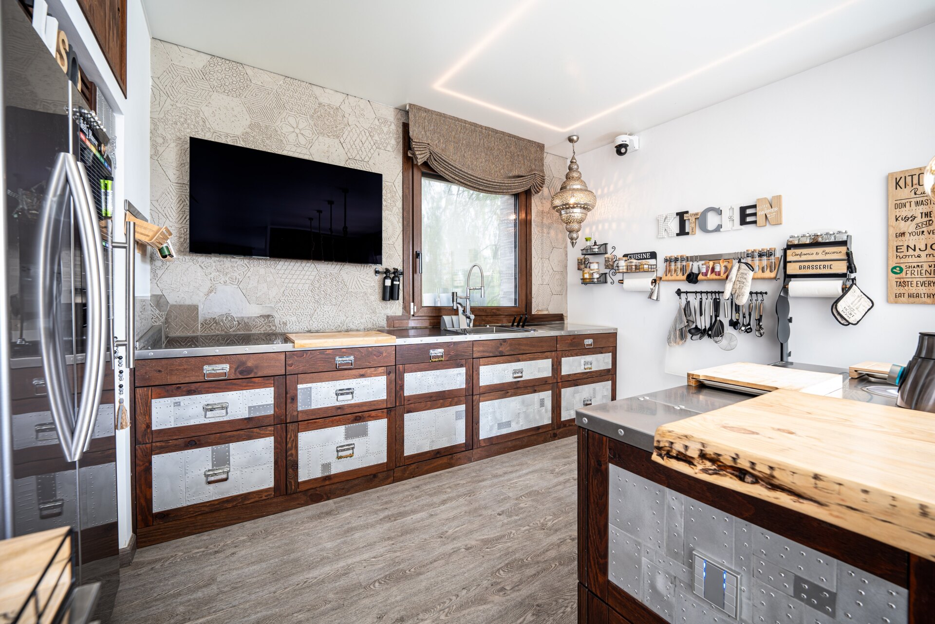 Fall in love with this one of a kind 5 bedroom villa in Benahavis offering total privacy and peace.