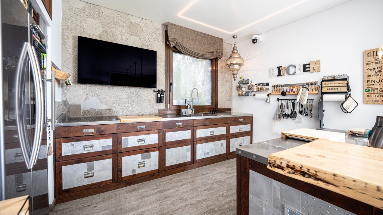 Fall in love with this one of a kind 5 bedroom villa in Benahavis offering total privacy and peace.