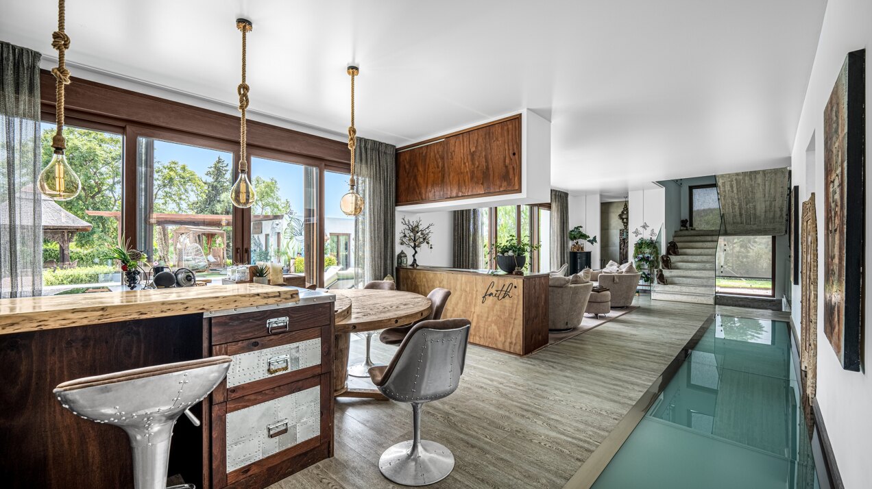 Fall in love with this one of a kind 5 bedroom villa in Benahavis offering total privacy and peace.