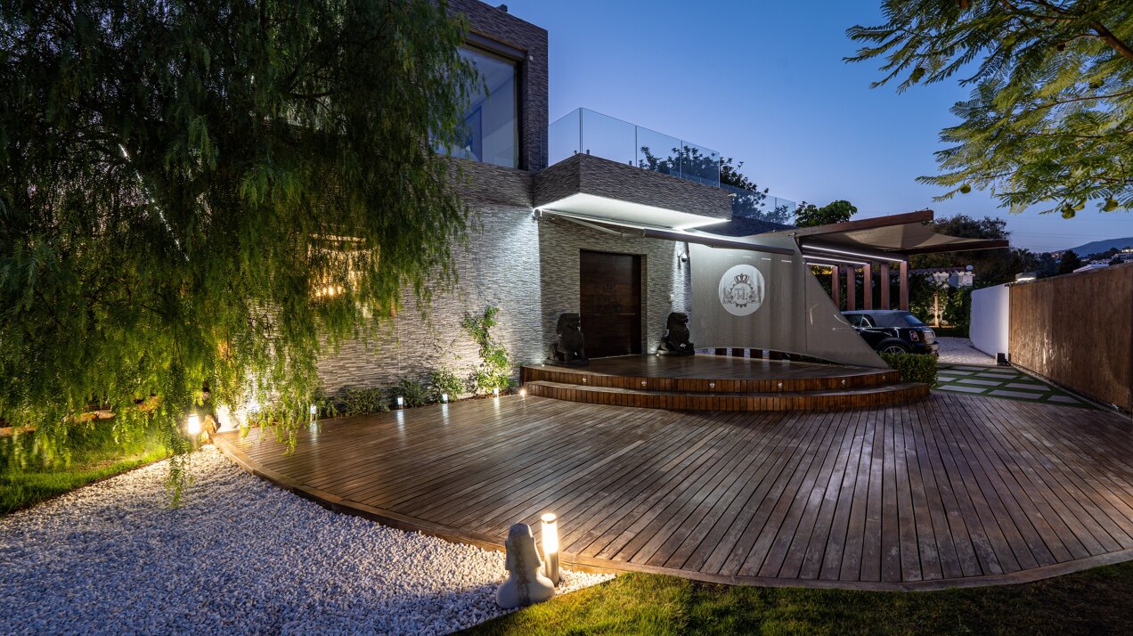 Fall in love with this one of a kind 5 bedroom villa in Benahavis offering total privacy and peace.