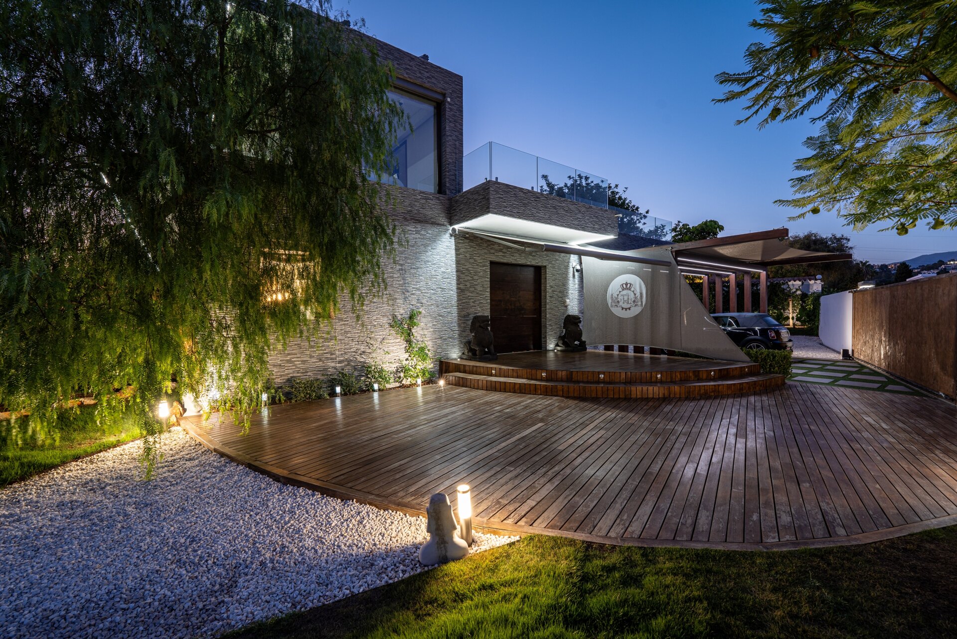 Fall in love with this one of a kind 5 bedroom villa in Benahavis offering total privacy and peace.