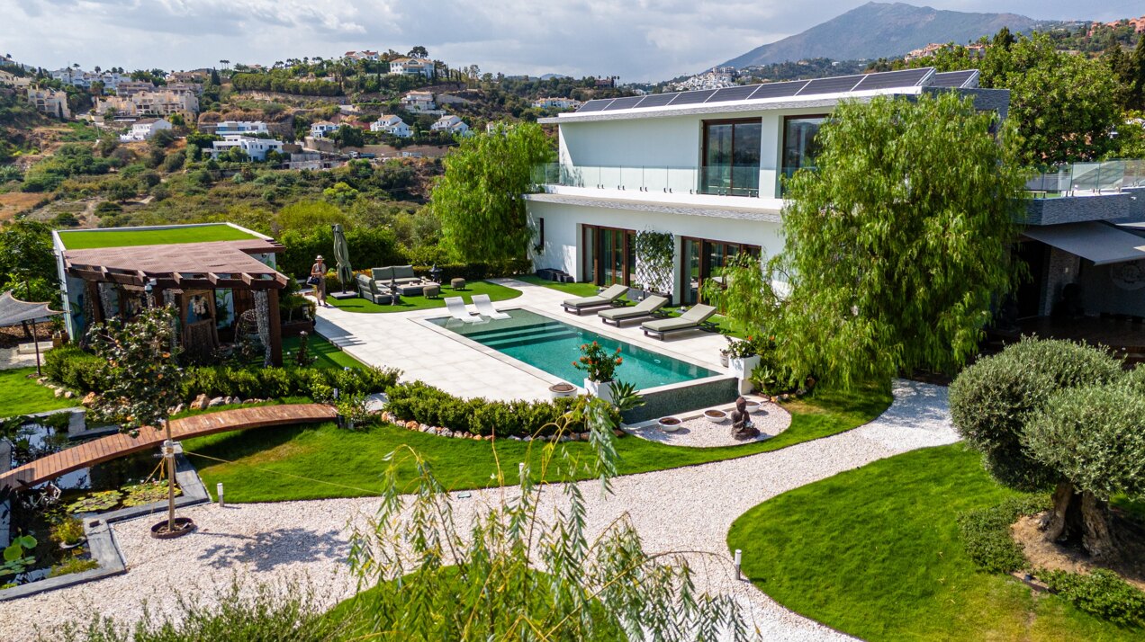 Fall in love with this one of a kind 5 bedroom villa in Benahavis offering total privacy and peace.