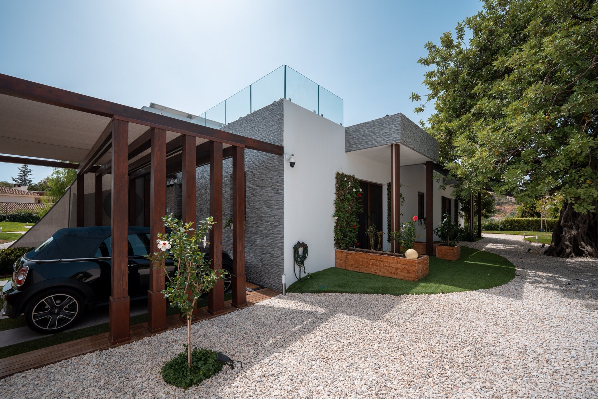 Fall in love with this one of a kind 5 bedroom villa in Benahavis offering total privacy and peace.