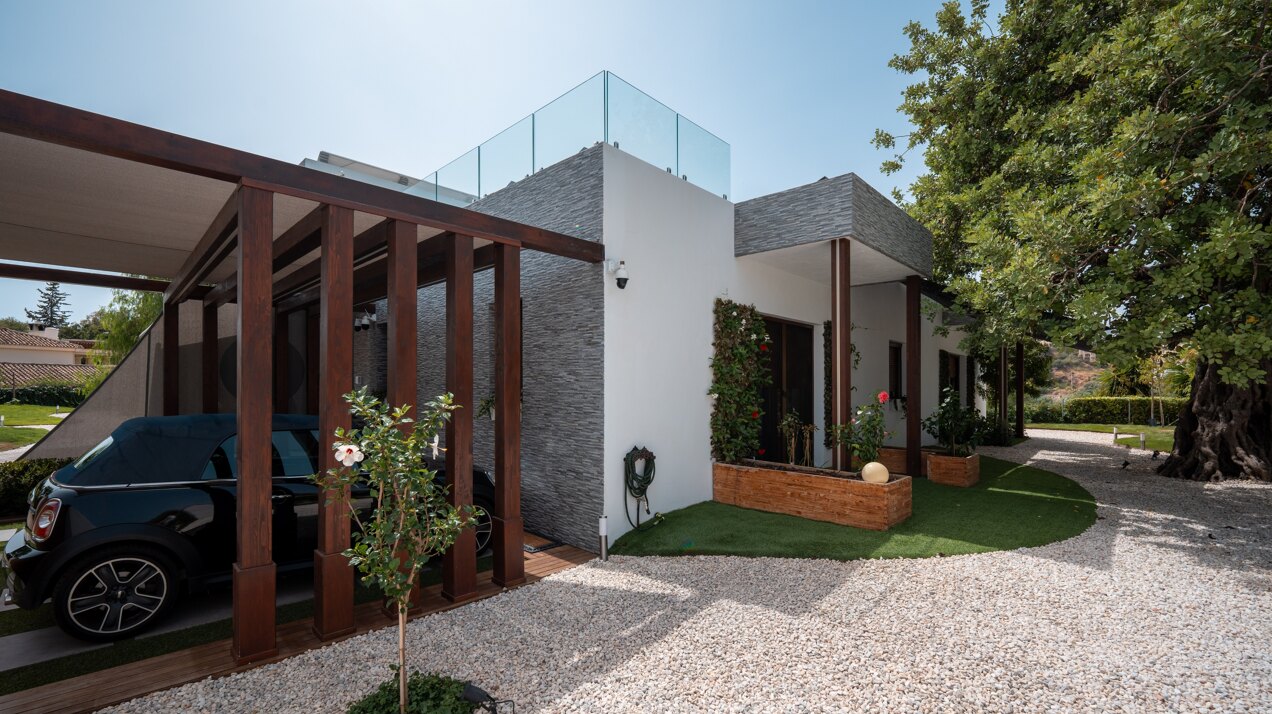 Fall in love with this one of a kind 5 bedroom villa in Benahavis offering total privacy and peace.
