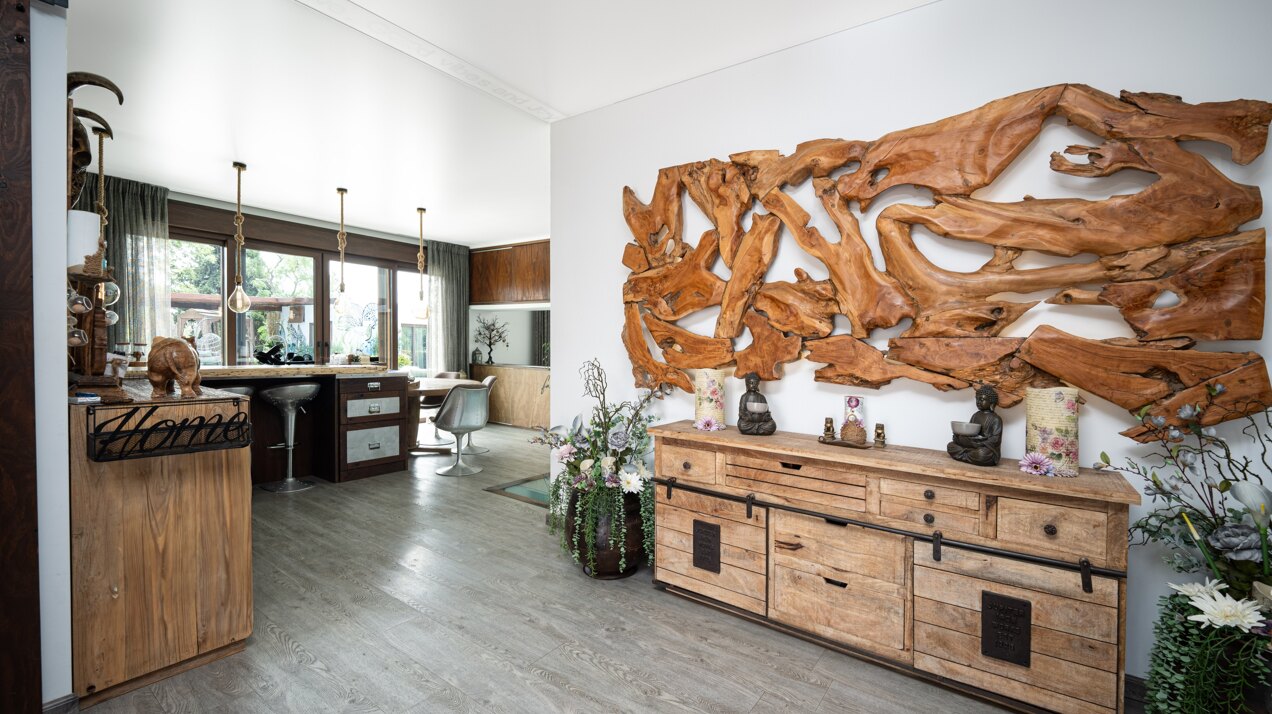 Fall in love with this one of a kind 5 bedroom villa in Benahavis offering total privacy and peace.