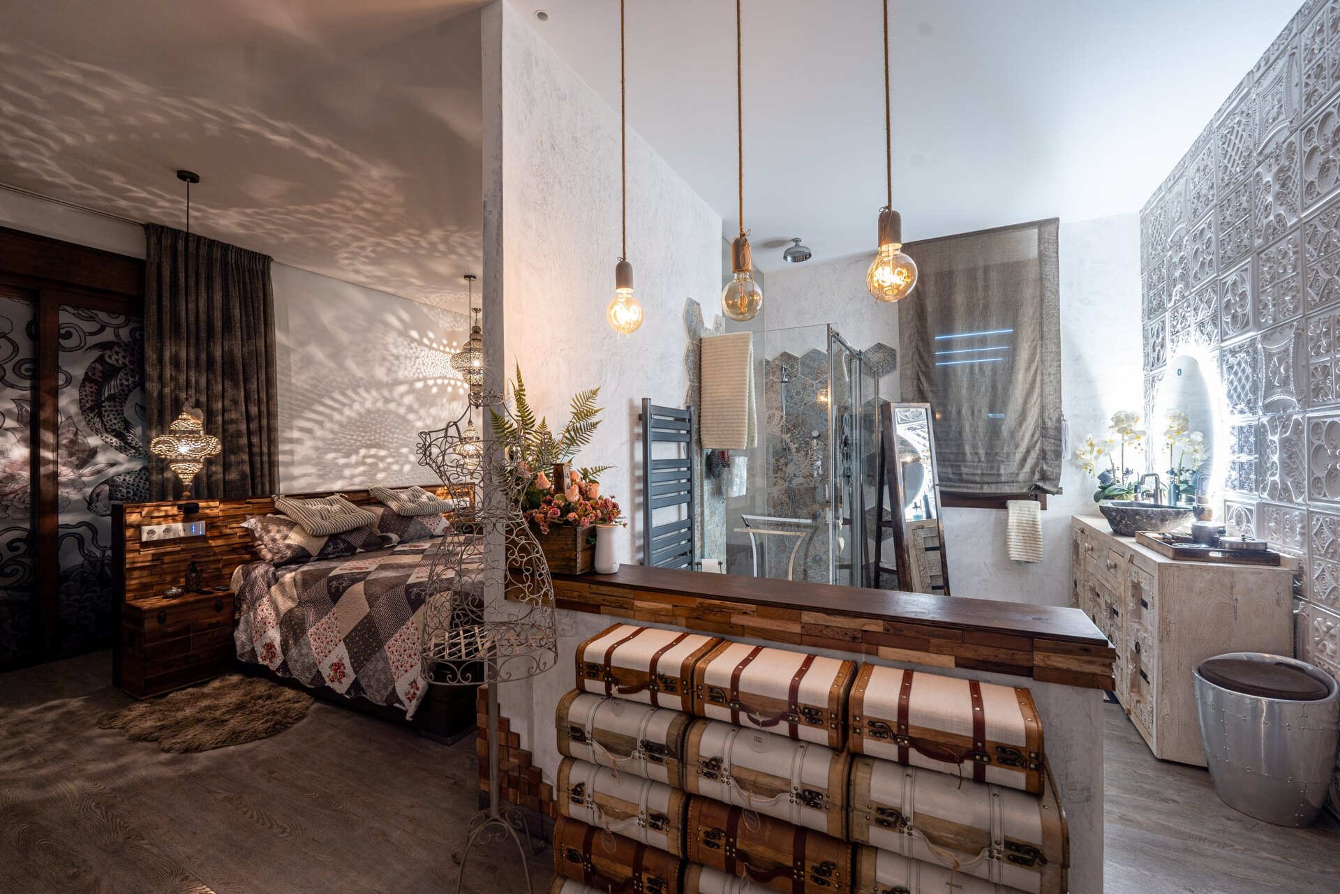 Fall in love with this one of a kind 5 bedroom villa in Benahavis offering total privacy and peace.