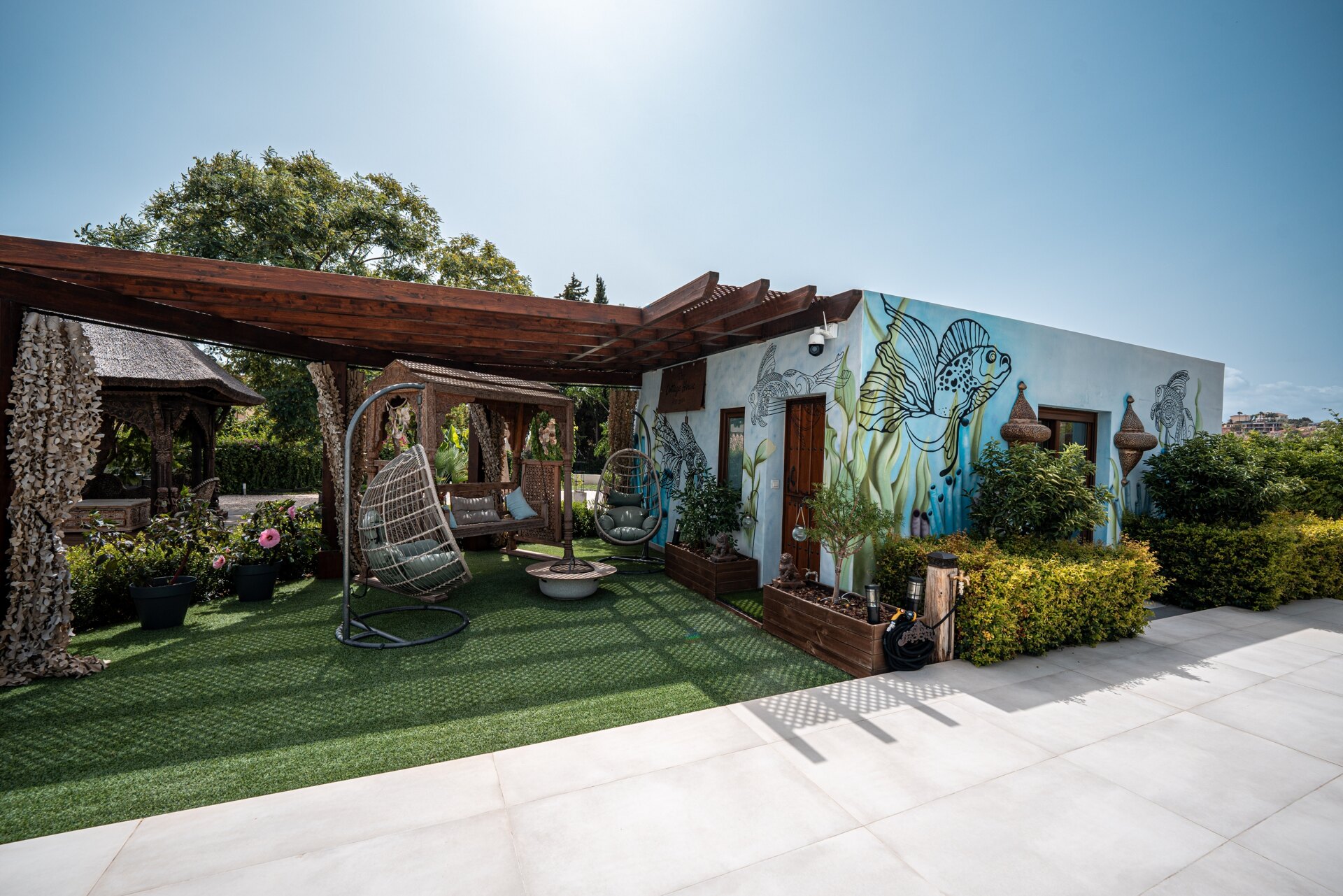 Fall in love with this one of a kind 5 bedroom villa in Benahavis offering total privacy and peace.