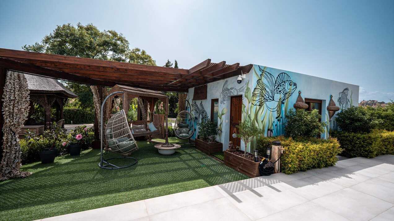 Fall in love with this one of a kind 5 bedroom villa in Benahavis offering total privacy and peace.
