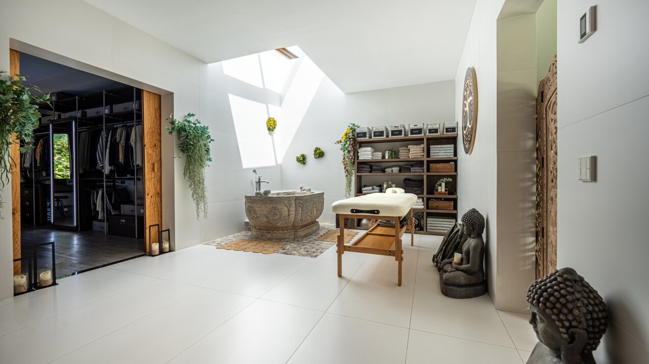 Fall in love with this one of a kind 5 bedroom villa in Benahavis offering total privacy and peace.