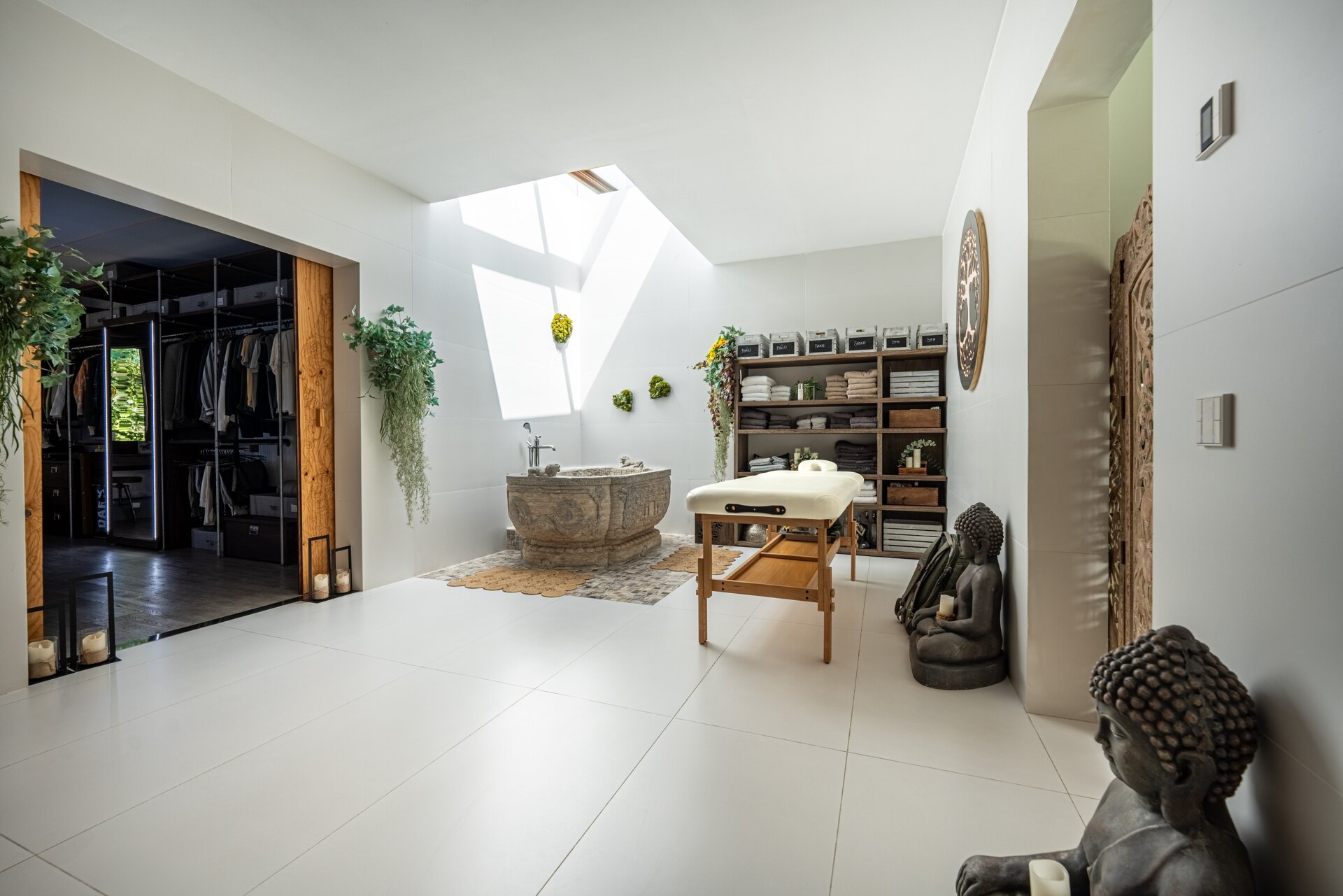 Fall in love with this one of a kind 5 bedroom villa in Benahavis offering total privacy and peace.