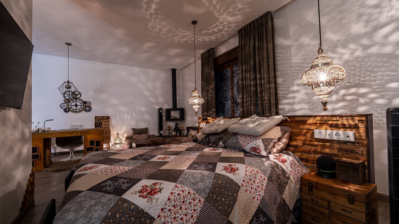 Fall in love with this one of a kind 5 bedroom villa in Benahavis offering total privacy and peace.
