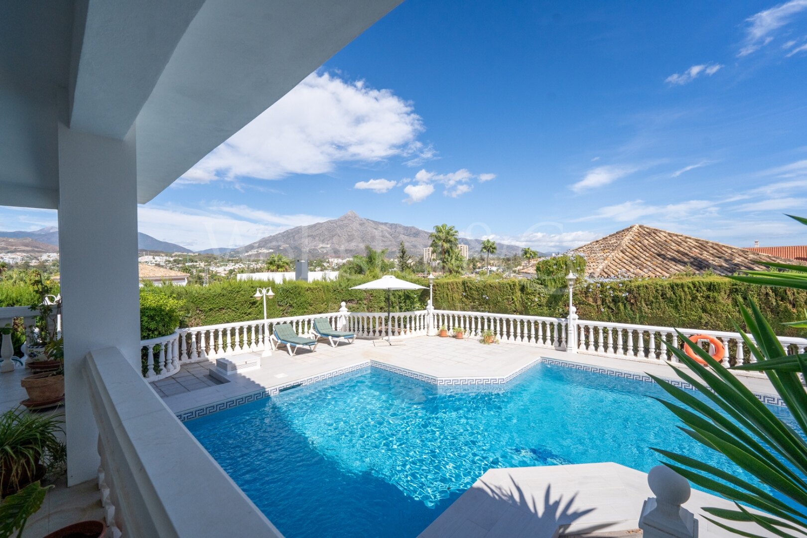 This understatedly elegant 4 bedroom villa tucked away in Nueva Andalucia is utterly captivating