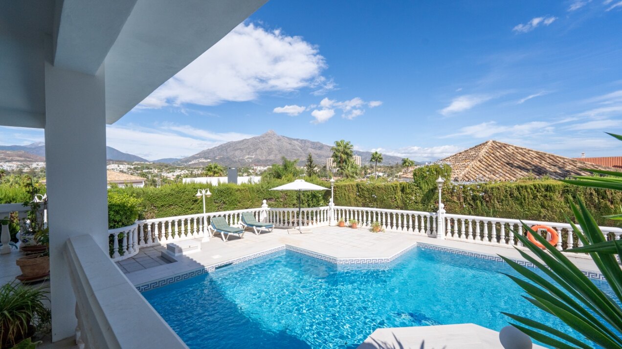 Esta elegante villa de 4 dormitorios escondida en Nueva Andalucía es absolutamente cautivadora.