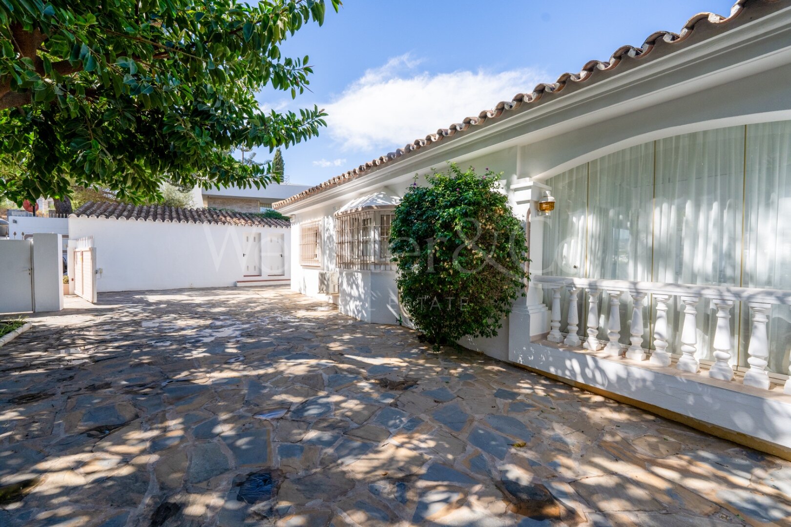 This understatedly elegant 4 bedroom villa tucked away in Nueva Andalucia is utterly captivating