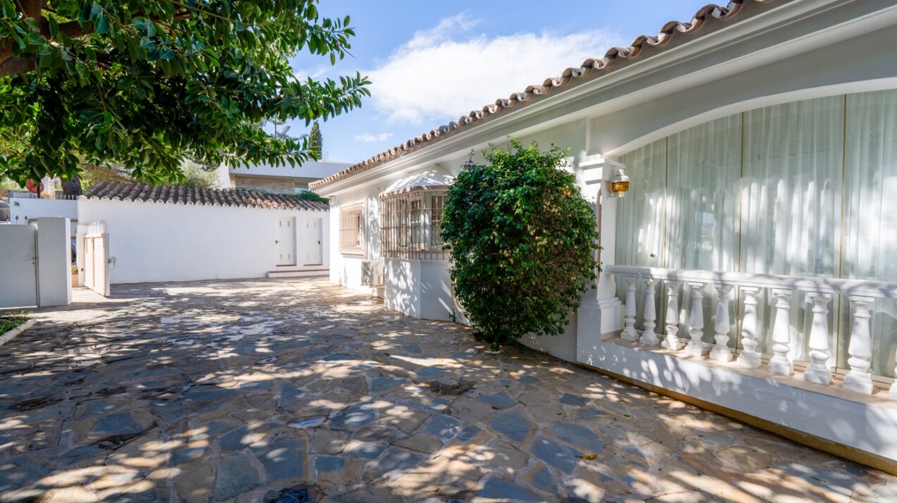 Esta elegante villa de 4 dormitorios escondida en Nueva Andalucía es absolutamente cautivadora.
