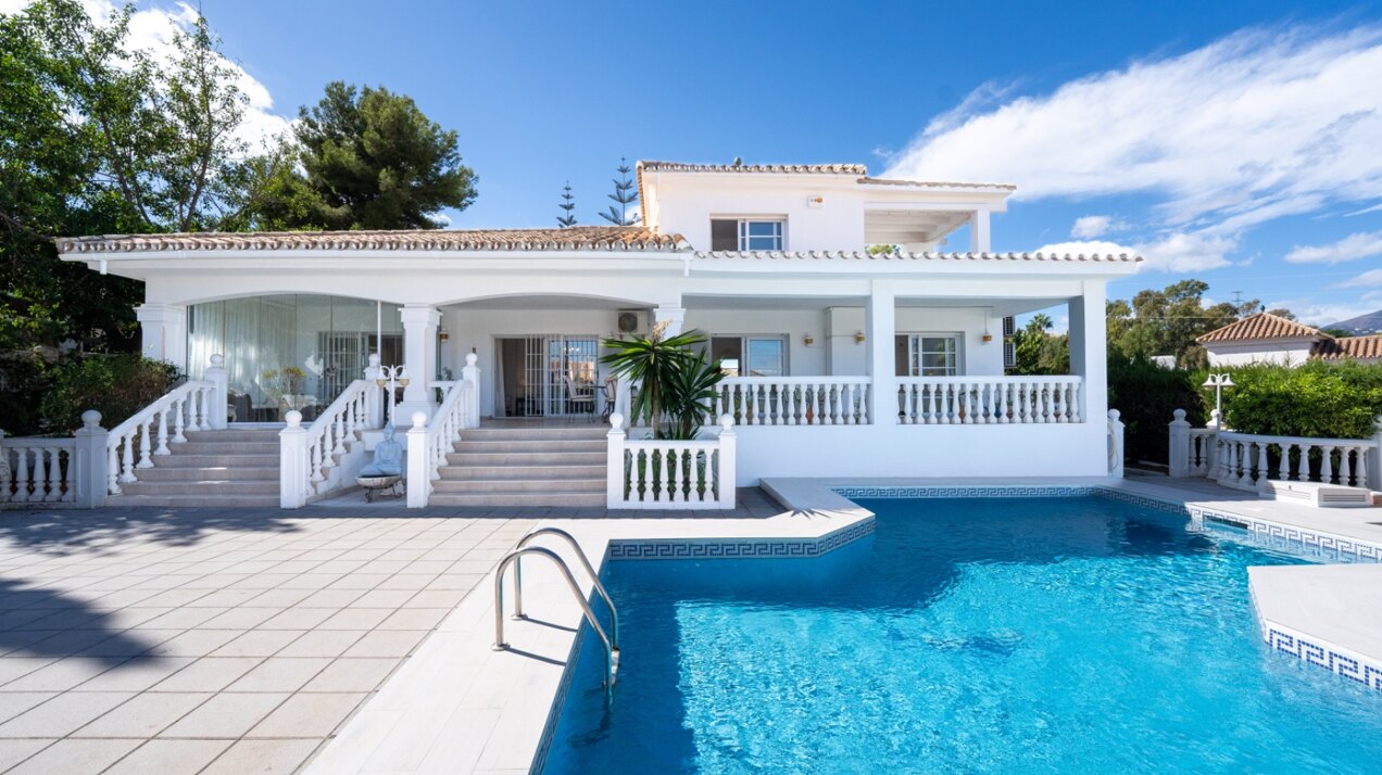 Esta elegante villa de 4 dormitorios escondida en Nueva Andalucía es absolutamente cautivadora.