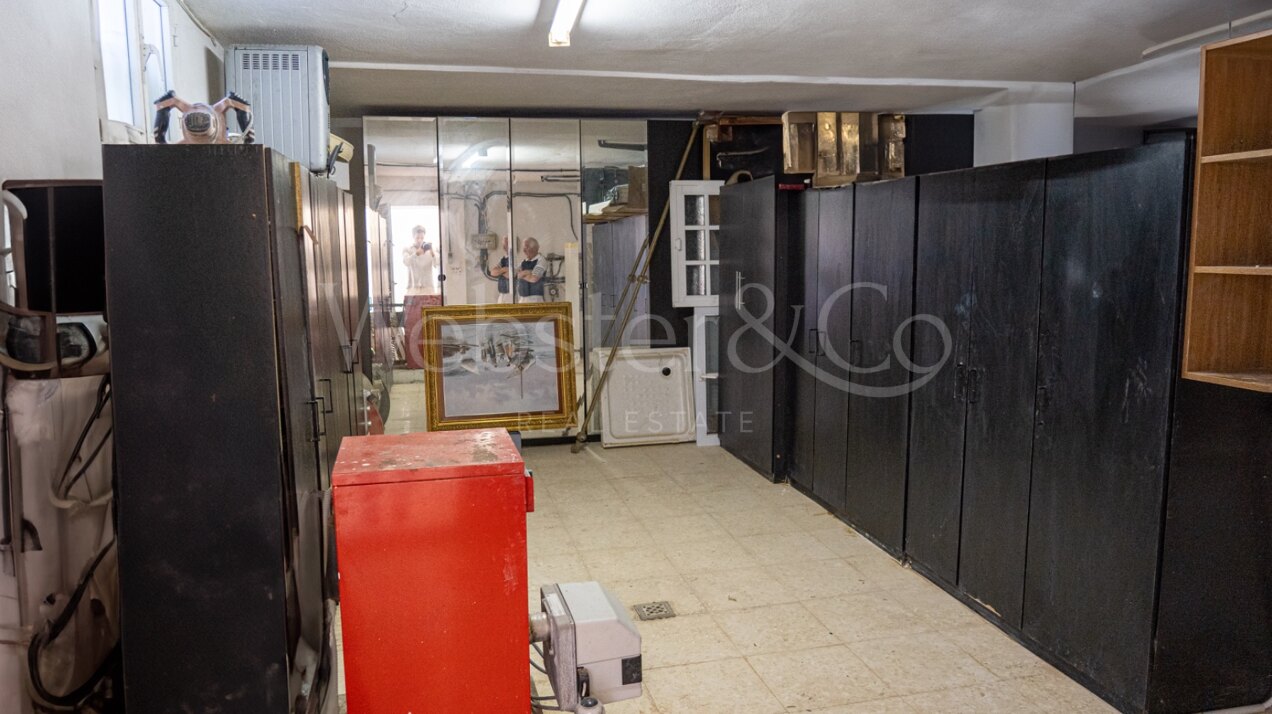 Esta elegante villa de 4 dormitorios escondida en Nueva Andalucía es absolutamente cautivadora.