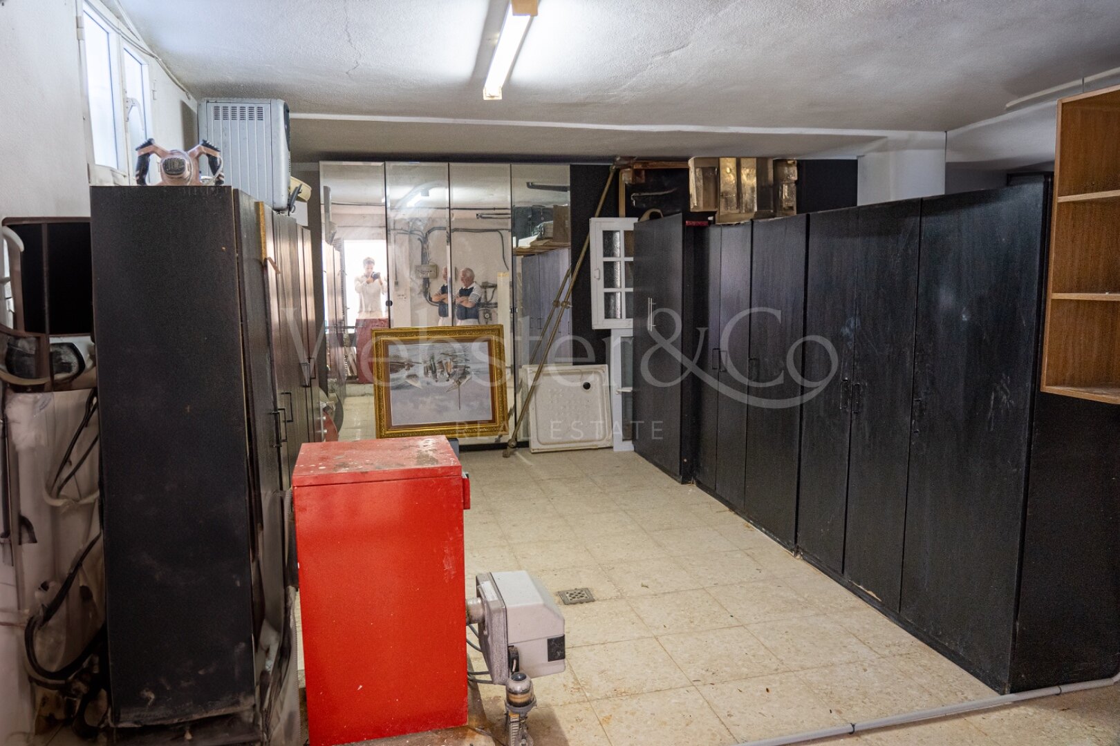 This understatedly elegant 4 bedroom villa tucked away in Nueva Andalucia is utterly captivating