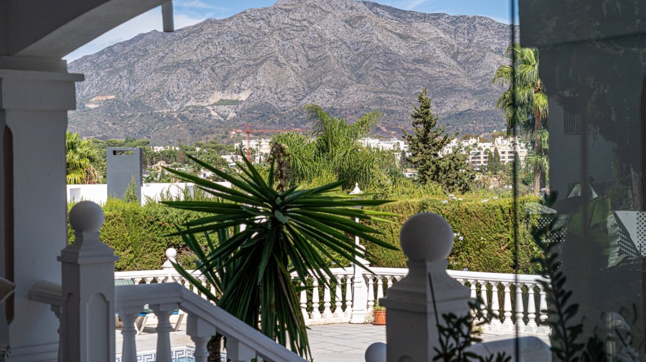 Esta elegante villa de 4 dormitorios escondida en Nueva Andalucía es absolutamente cautivadora.