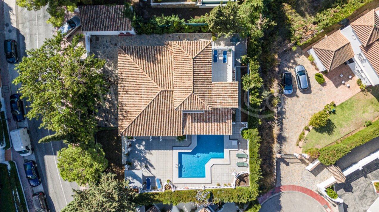 Esta elegante villa de 4 dormitorios escondida en Nueva Andalucía es absolutamente cautivadora.