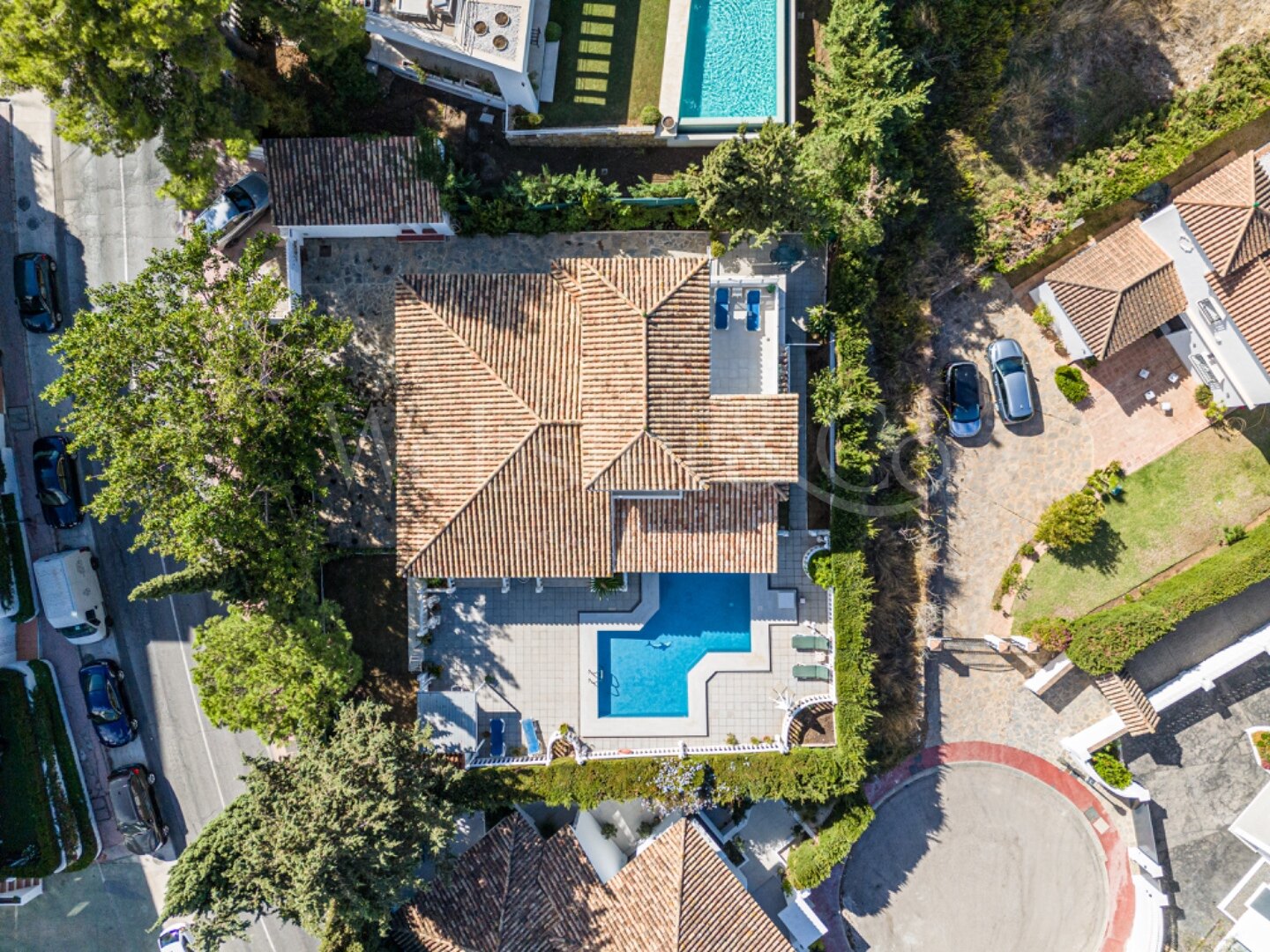 This understatedly elegant 4 bedroom villa tucked away in Nueva Andalucia is utterly captivating